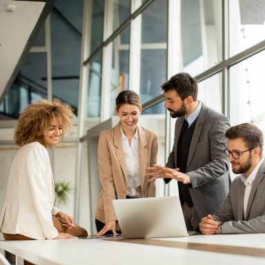 Gruppe multiethnischer Geschäftsleute, die im Büro zusammenarbeiten