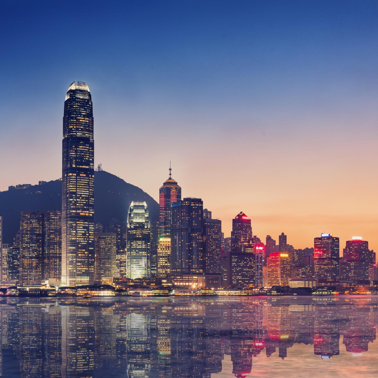 Isla de Hong Kong y centro de negocios en la escena del crepúsculo