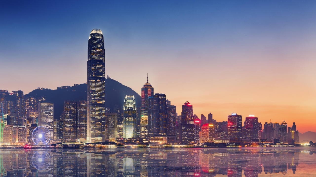 Ilha de Hong Kong e centro de negócios no crepúsculo